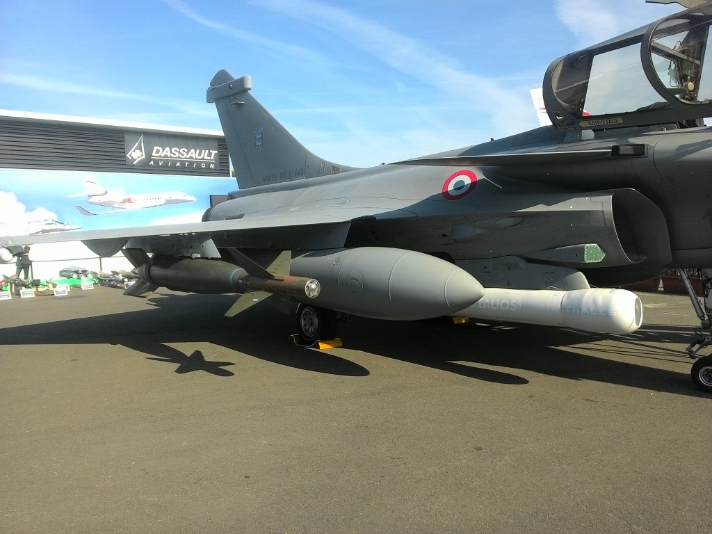 GBU-24 sous une aile de Rafale sur le stand Dassault au Bourget 2015. Il ne s'agit pas d'une configuration opérationnelle actuellement, mais certains clients pourraient être intéressés par un emport de 2 voire 3 GBU-24 sous un seul Rafale. Dassault assure que ce genre de développement ne poserait aucun problème particulier si la demande en était faite.