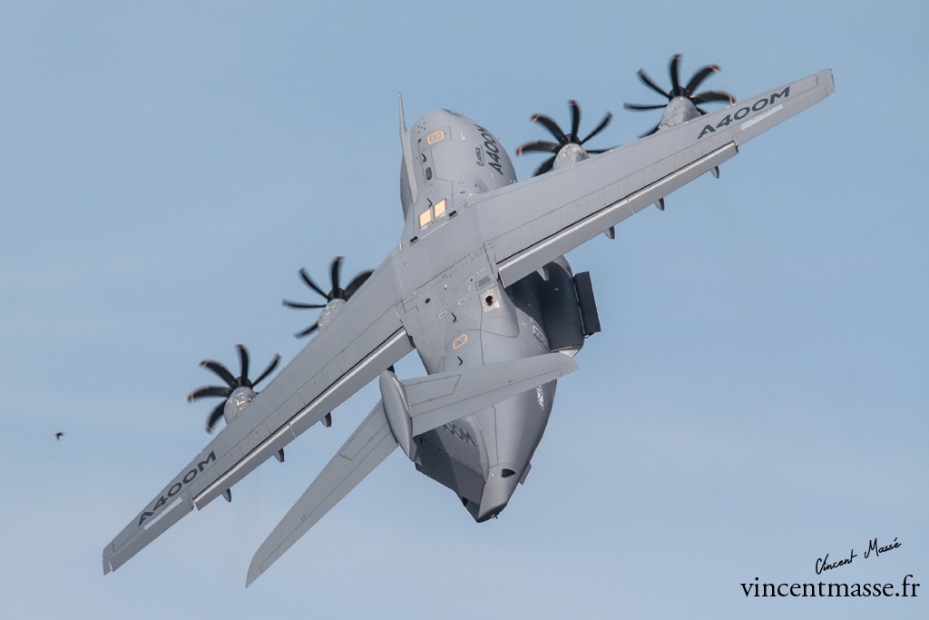 Compatible avec les véhicules du programme Scorpion, mais aussi avec l'environnement tactique du Rafale, l'A400M est un symbole de l'Europe de la Défense. Il en représente aussi bien l'ambition technique et opérationnelle que les difficultés organisationnelles et politiques.