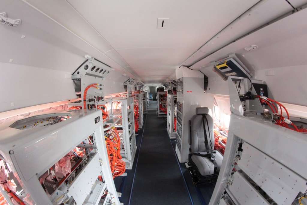 L'intérieur de la cabine du Fokker 100. A gauche les équipements et le brassage, et à droite les consoles d'opérateur