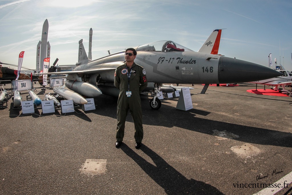 JF-17 et son pilote au dernier salon du Bourget