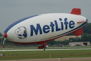 A60+ (American Blimp Corporation) aux couleurs de MetLife pour de la prise de vue aérienne (TV)