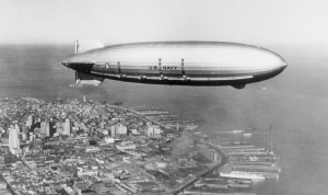 L'un des deux plus grands dirigeables américains : l'USS Macon, en 1935. Crédit : Moffet Field Historical Society