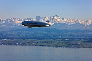 Zeppelin NT survolant le Lac de Constance en Allemagne - Crédit : ZLT