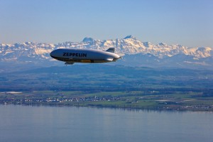 Zeppelin NT survolant le lac de Constance - Crédit : ZLT 