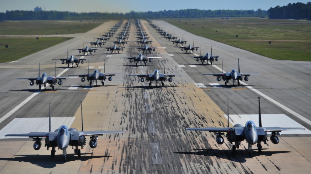 "Elephant Walk" de F-15. Cette opération de communication, lorsque l'on sait ce qu'implique au niveau opérationnel, même pour un simple roulage, est véritablement une démonstration de force, et bien souvent un entrainement de toute une chaîne opérationnelle.