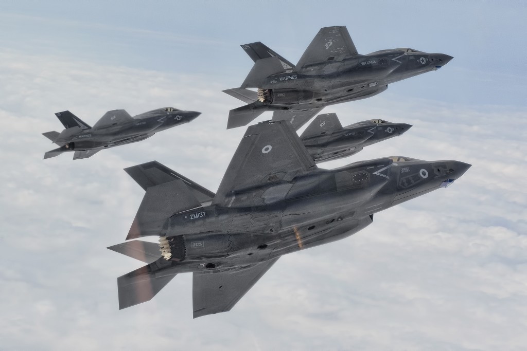 Bien qu'étant loin d'être capable d'assurer de véritables missions de combat (malgré une IOC du F-35B très illusoire), la F-35 est déjà produit en série, à un faible taux de production. Mais tout est relatif, il y a déjà plus de F-35 construits que de Rafale par exemple...