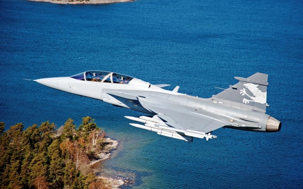 JAS-39 Gripen D, ici en campagne d'essai, embarquant des équipements de la version E/F (NG) (crédit: Saab)