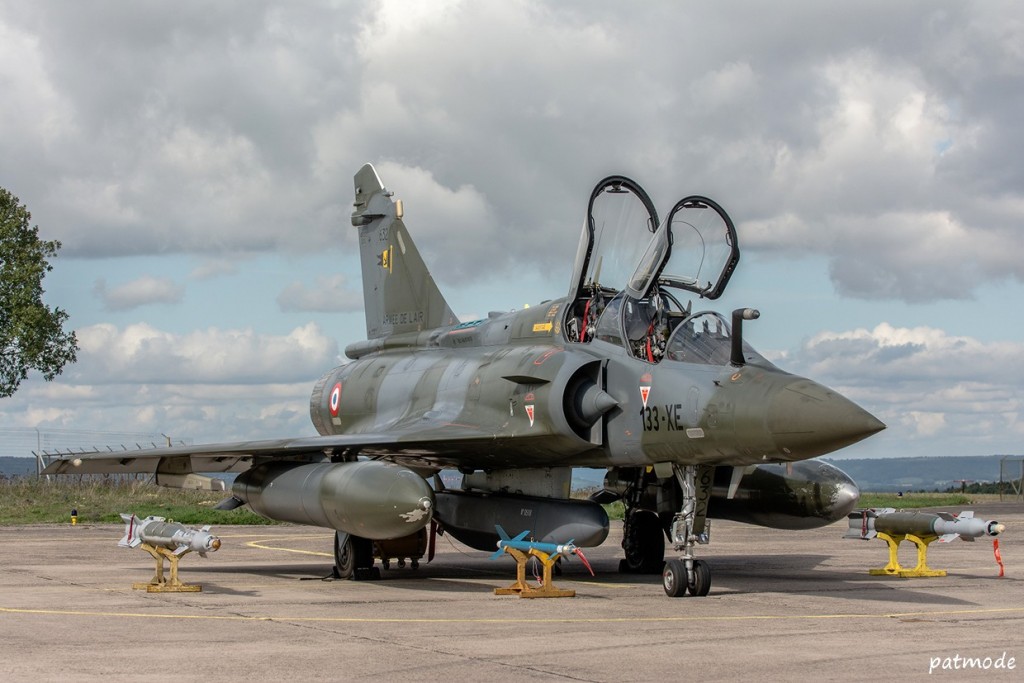 Mirage 2000 D , n0 632, 133-XE  de l'EC 1/3 Navarre, voisin du Champagne et portant en point central le missile d ecroisière  SCALP, sur les supports en positions externe droite une GBU 49, et une GBU 12 à gauche,  et devant le missile de croisière SCALP une bombe LGTR, bombe d’exercice qui simule une bombe guidée laser avec kit de guidage PAVEWAY II et dont la restitution du tir se fait par une cartouche fumigène ou photo-éclair. 