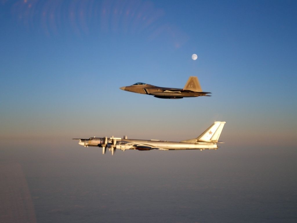 Interception d'un TU-95 Bear russe par un F-22 Raptor américain. La fin de la guerre froide n'a pas mis un terme à l'affrontement de ces puissances, bien que leur intensité a diminué. (crédit inconnu)