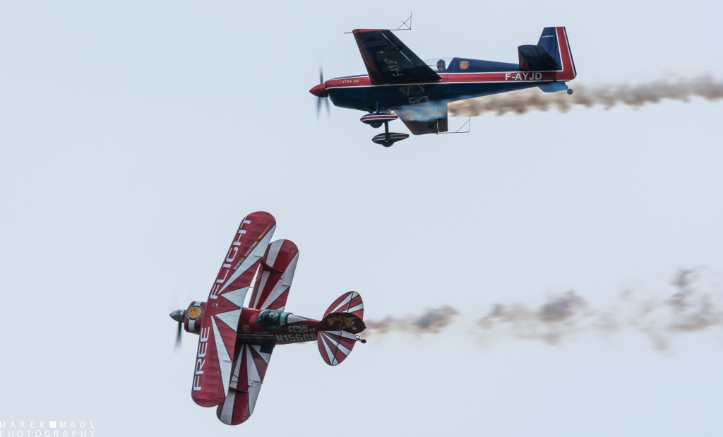 La démonstration de voltige du Pitts et de l'Extra 260. La voltige en patrouille dissymétrique (avec deux avions d'un modèle différent) est un exercice particulièrement délicat, parfaitement réussi par les talentueux pilotes.