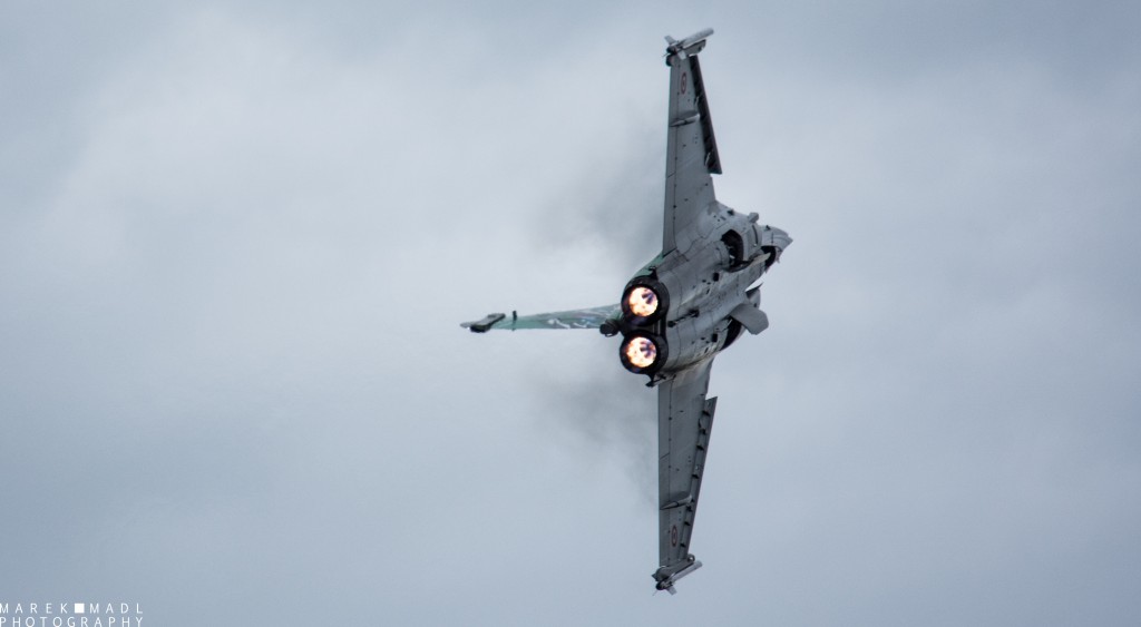 La présentation du Rafale, toujours aussi impressionnante dans une atmosphère humide du fait de la condensation lors des manœuvres serrées.