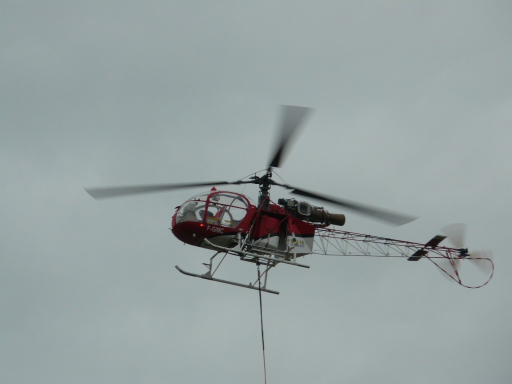 L'AS350B Lama, version améliorée de l'Alouette II, était présenté par Heli12, une entreprise de travail aérien.