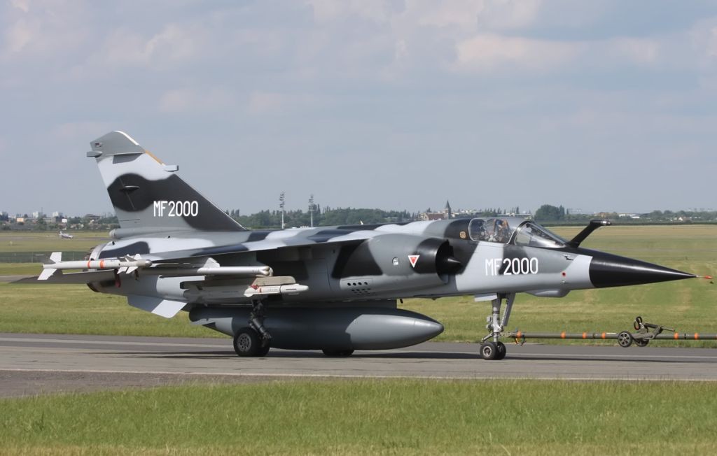 Mirage F1 MF2000 présenté au Bourget 2009. Modernisé par Sagem et Thalès, les Mirage F1 marocains portés au standard MF2000 sont aujourd'hui dotés d'un système d'arme de dernière génération, incluant un radar RDY-3, un cockpit de dernière génération, des missiles air-air MICA-IR et MICA-EM ainsi que la bombe guidée et propulsée AASM. A la même période, l'Armée de l'Air étudiait la possibilité de doter ses Mirage 2000D, plus récents, d'un système d'arme polyvalent similaire.