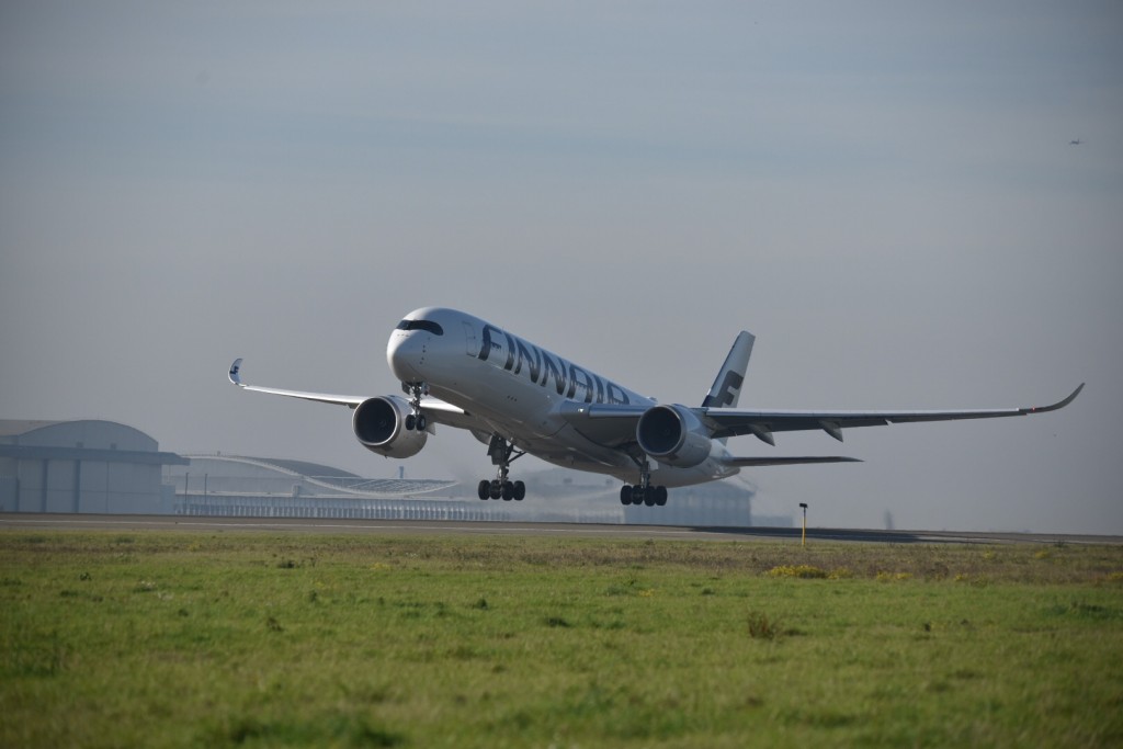 L'A350 au décollage depuis CDG : AY872