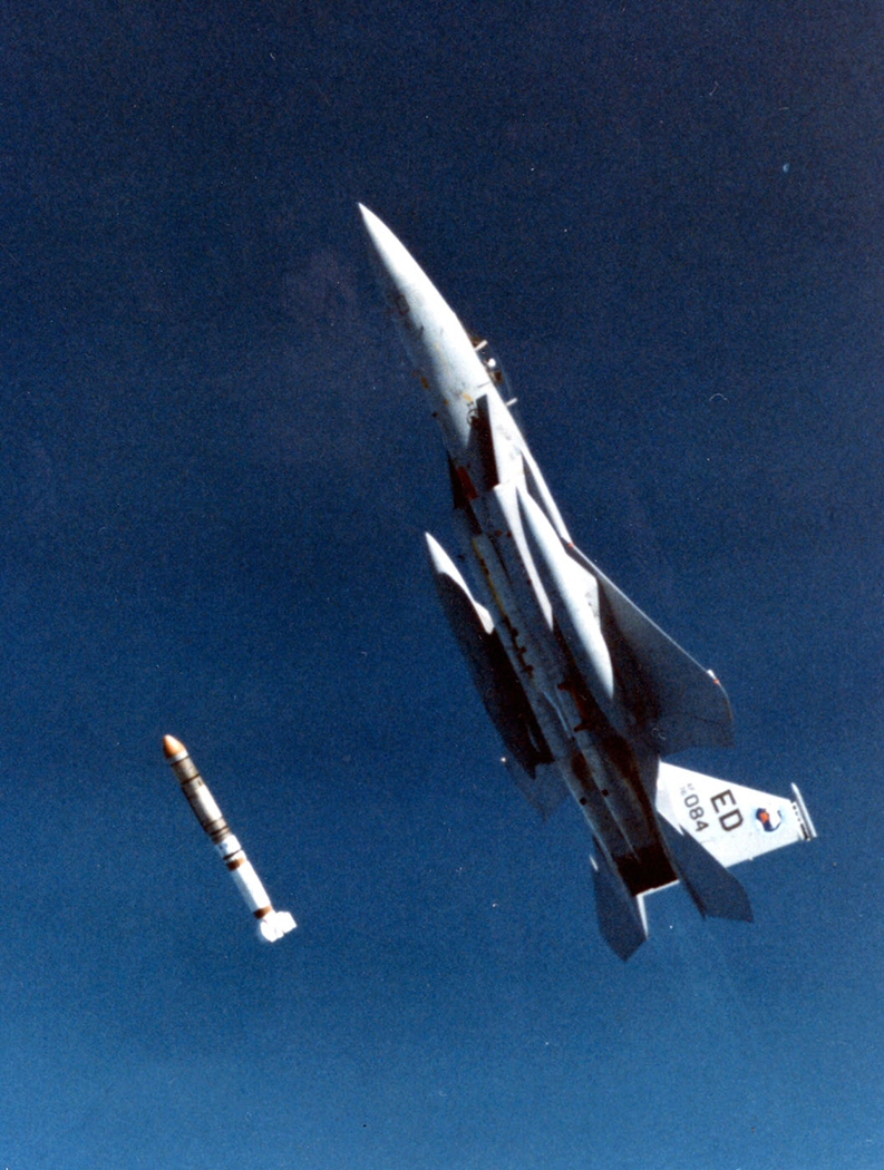 Missile ASM-135 ASAT missile lançé par un F-15 (circa 1985). Crédit photo USAF