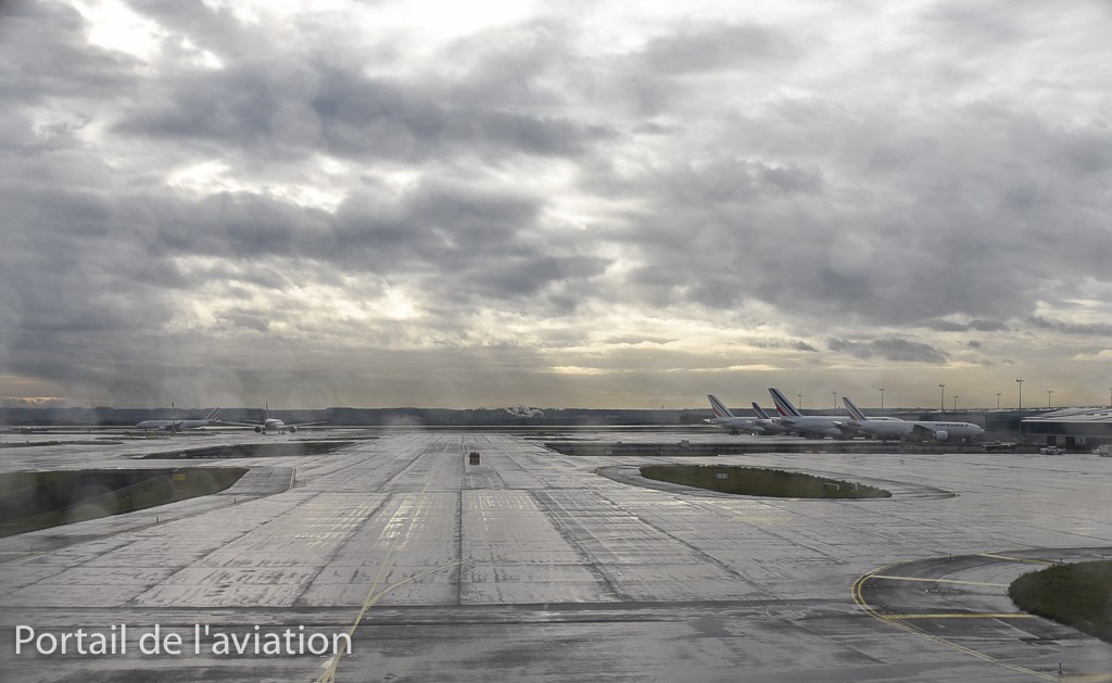 Repoussage et début du roulage avec la vue sur le terminal S4 ou opére une partie de la flotte Air France