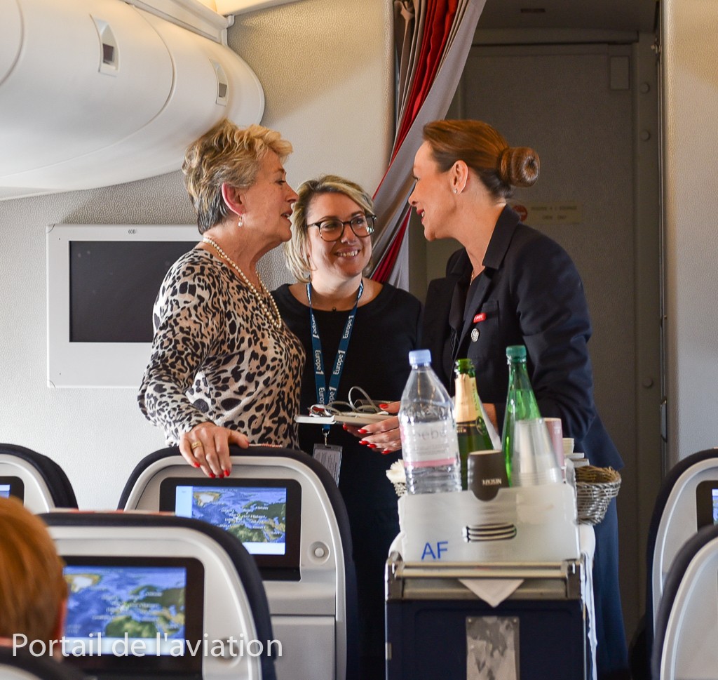 Le service se déroule, et moment plein d'émotions lorsqu'une PNC rencontre l'hotesse, qui avait baptisé le 747 lors de son roll-out en 1968 à Seattle en compagnie d'une hotesse de chaque compagnie cliente.