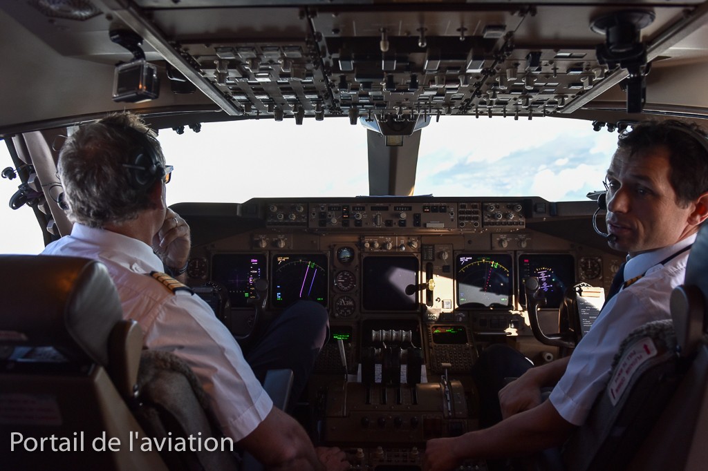 Dans le cockpit, les pilotes vivent avec beaucoup d'émotions ce dernier vol.