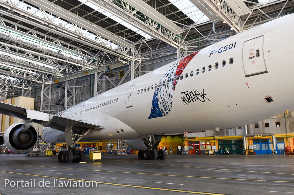 Dans le Hall se trouve aussi un B777 le F-GSQI qui a été décoré par l'artiste Jonone