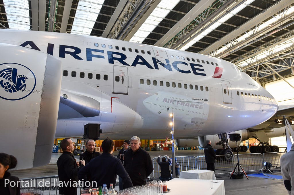 Nous sommes accueilis pour un pot au pied du troisème et dernier B747 d'Air France dans les locaux d'Air France Industrie.