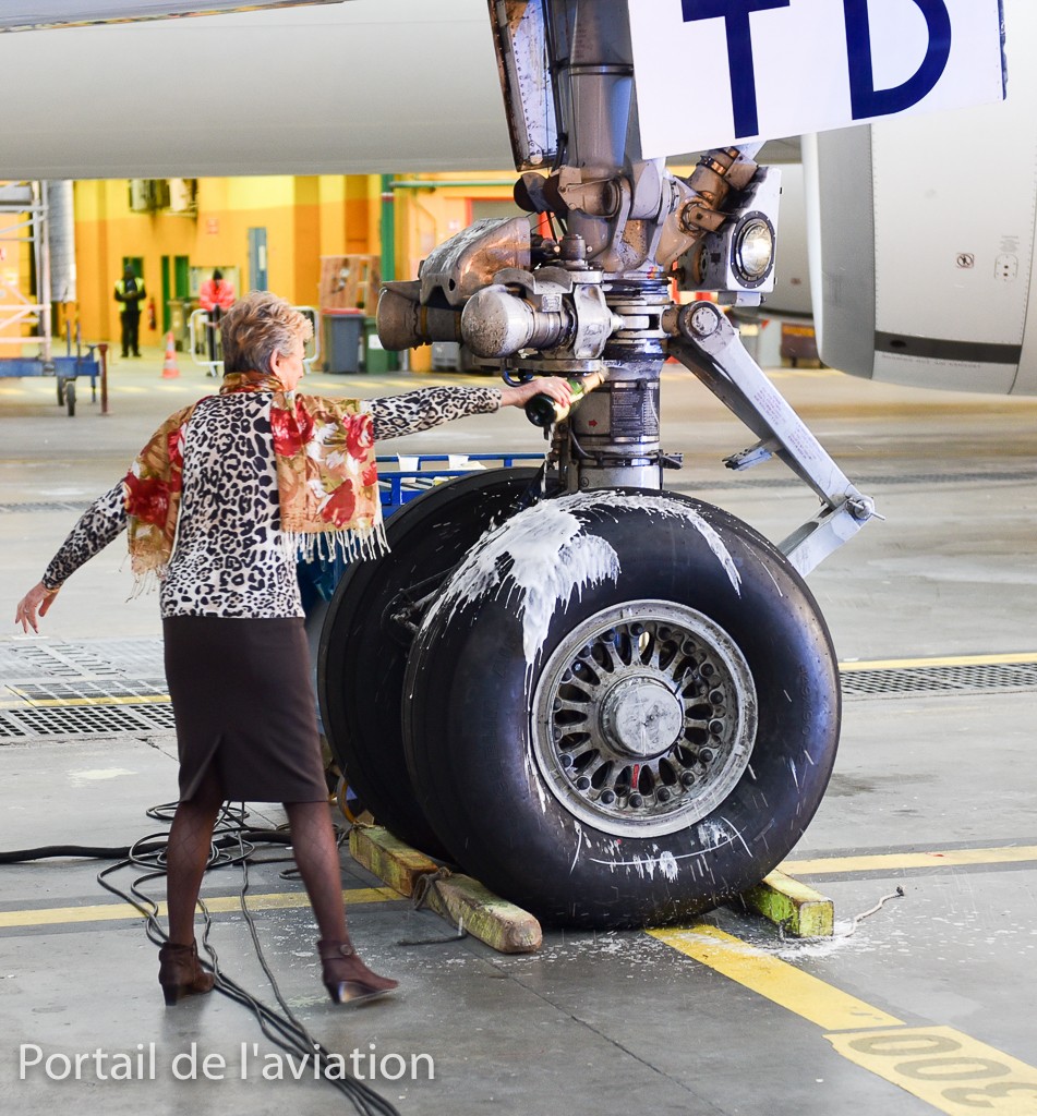 Pour lui dire un dernier adieu, Jacqueline Pagot, la 1ère hotesse 747, qui avait baptisé ce dernier à Seatlle arrose l'avion de champagne