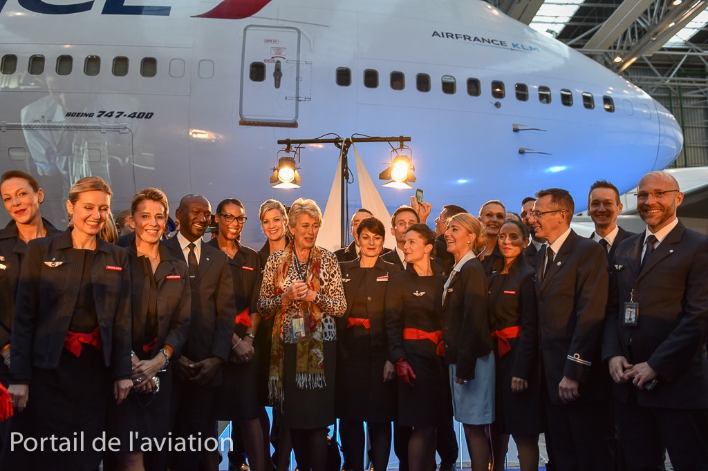 Photo de famille du dernier équipage sur 747, celui du vol AF747 avec au centre Jacqueline Pagot, premiere hotesse B747