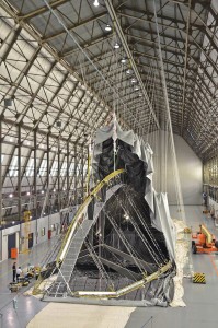 Montage de l'enveloppe sur la structure carbone, Crédit: Goodyear