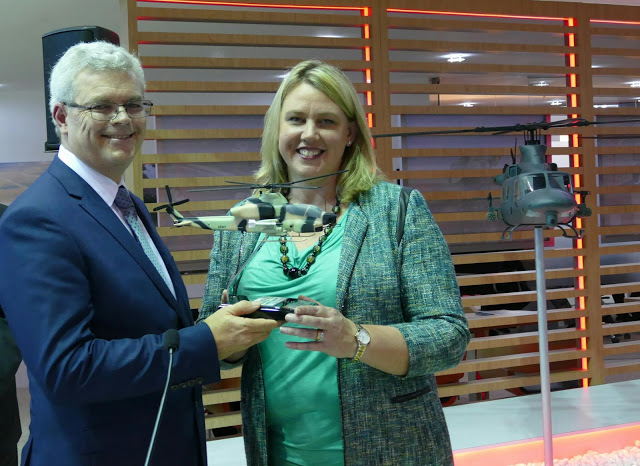 Lisa Atherton et Steve Drury lors de l'annonce de l'accord entre BAE Systems Australia Aerospace et Bell Helicopters. Crédit: Bell Helicopters