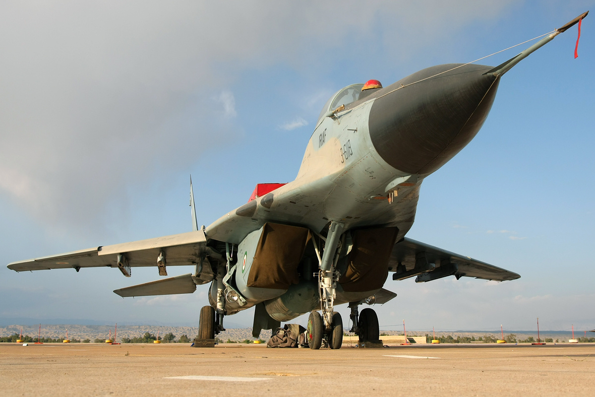 MiG-29 iranien. L'Iran a entrepris de moderniser ses flottes de MiG-29 et de Su-24 avec l'aide de la Russie, tandis que la Chine fournissait de quoi équiper les Mirage F1 ex-irakiens en appareils d'attaque maritimes. Ces flottes restent cependant modestes. Source Wikimedia - image Shahram Sharifi