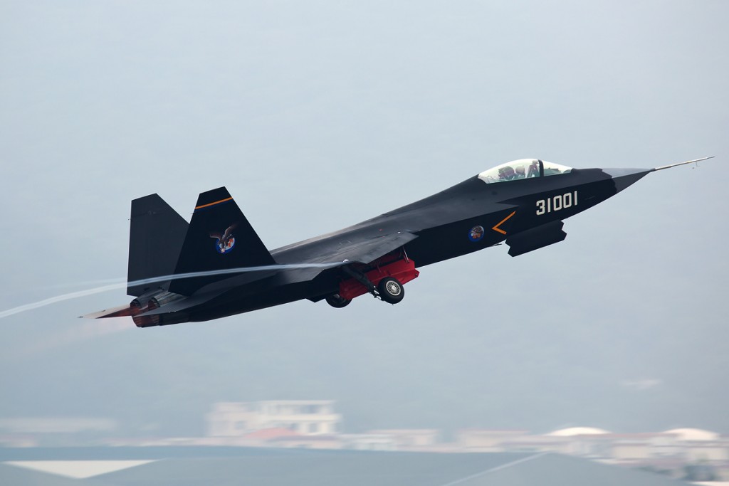 Également produit par Shenyang, le J-31est un design original, même si ses formes générales s'inspirent du F-35 américain. L'expérience acquise sur le programme J-11 en matière de conception, d'assemblage et d'électronique embarquée aura incontestablement bénéficié à ce nouveau programme. Toutefois, la Chine reste encore tributaire de la Russie en matière de propulsion, les réacteurs étant des Klimov similaires à ceux équipant le MiG-29. Source Wikimedia - Photographie de Danny Yu