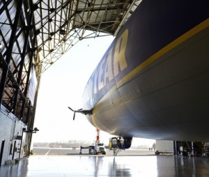 Goodyear NT2 dans son hangar Crédit: David Dermer, Special to the Akron Beacon Journal