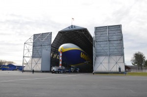 Goodyear NT2 sortant du hangar