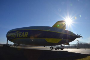 Le dirigeable en phase de tests au sol, sous un soleil radieux