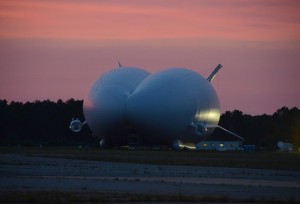 LEMV, ancêtre de l'Airlander 10, lors de son vol de démonstration en 2012.