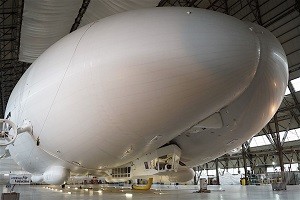 Airlander 10 flottant à 1m du sol dans son hangar, Crédits : The Verge