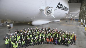 L'équipe d'Hybrid Air Vehicles devant le prototype Airlander 10.