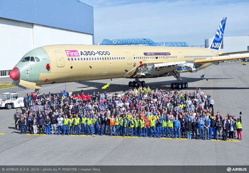 Sortie de la FAL pour le premier A350-1000