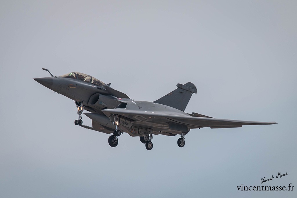 nEUROn évoluant en formation avec un Rafale. Ce drone n'est qu'un démonstrateur, mais sa conception générale pourrait préfigurer celle du futur UCAV qui pourrait dériver du programme SCAF