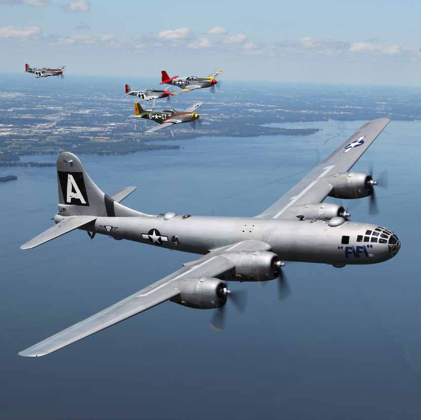 Une des nombreuses formations "only in Oshkosh" : B-29 et 4 P-51