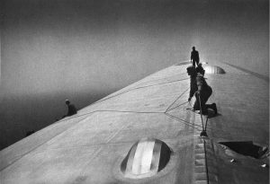 Réparation de l'enveloppe du Graf Zeppelin en 1934... en plein vol