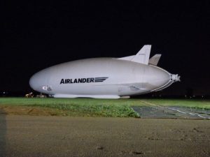 Sortie en pleine nuit de l'Airlander 10, Crédit HAV