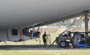 Première réparation de l'Airlander 10 après son atterrissage raté, Crédit: South Beds News Agency