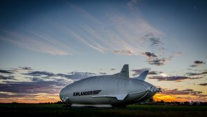 Airlander 10 devant le légendaire Hangar de Cardington, crédit Asan Tu