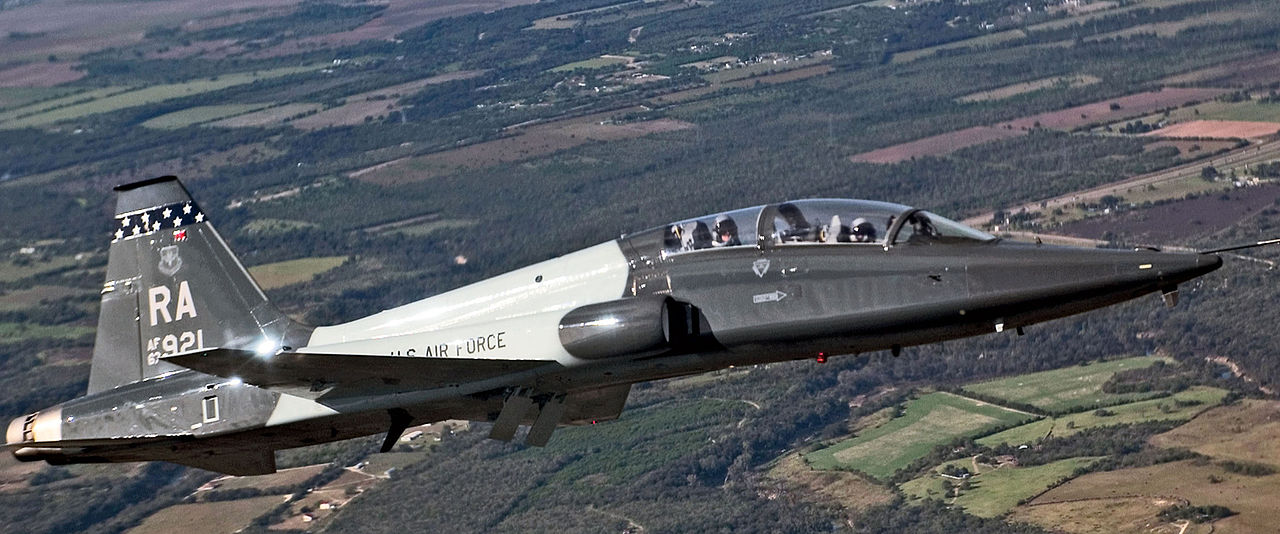 La disposition générale du Model 400 évoque très nettement celle du T-38 Talon qu'il est sensé remplacer. (Photo Lance Cheung-USAF)