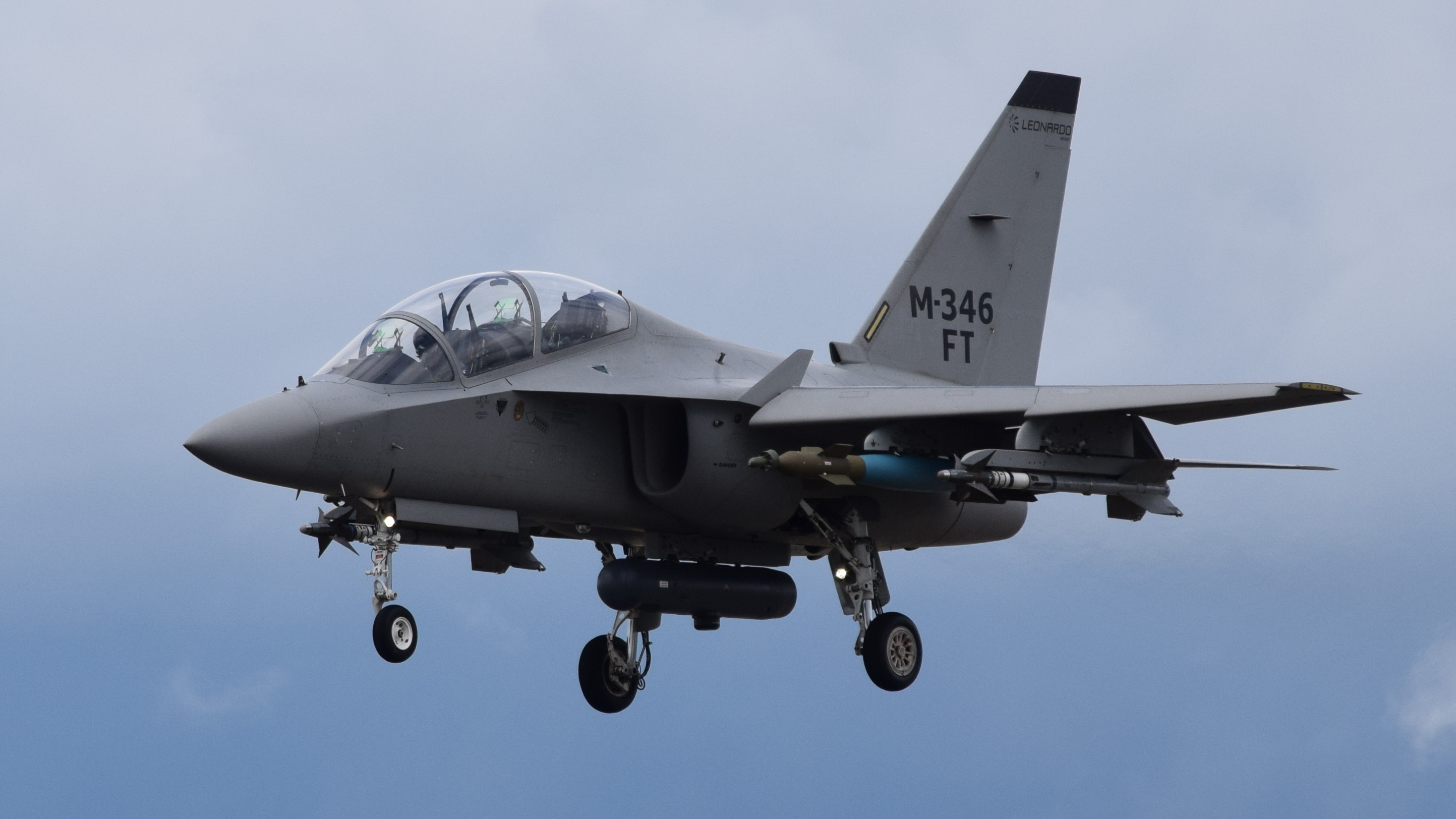 Le M-346 FT (Fighter Trainer) dévoilé par Leonardo au dernier Salon de Farnborough, cet été. Cette version de l'appareil conserve toutes les qualités du M-346 en matière d'entrainement, tout en lui permettant de mettre en œuvre des armements guidés et des missiles air-air. Deux points d'emports supplémentaires se situent sous les ailes, les extrémités de voilures pouvant emporter deux missiles air-air supplémentaires. (©MilborneOne-Wikimedia)