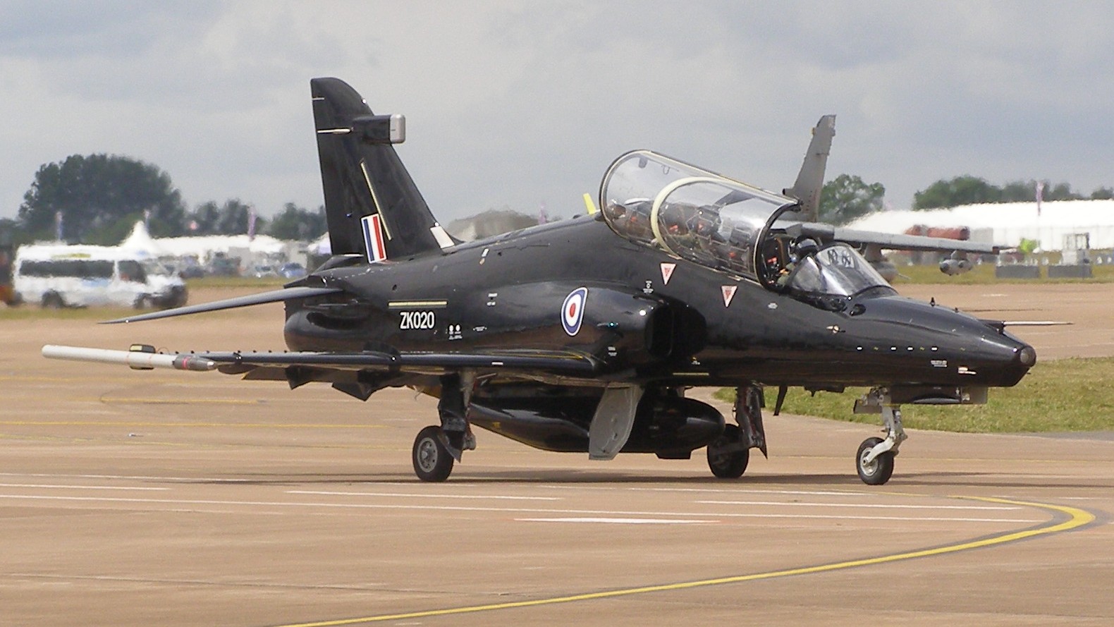 Le Hawk T2/128 est l'ultime évolution du Hawk britannique, l'un des meilleurs appareils d'entrainement avancé du monde, ainsi que l'un des plus répandu. Bien qu'il équipe déjà l'US Navy, dans une version spécifique, le Hawk n'a pas pu participer au concours T-X en raison de performances dynamiques insuffisantes (Photo MilborneOne-Wikimedia)