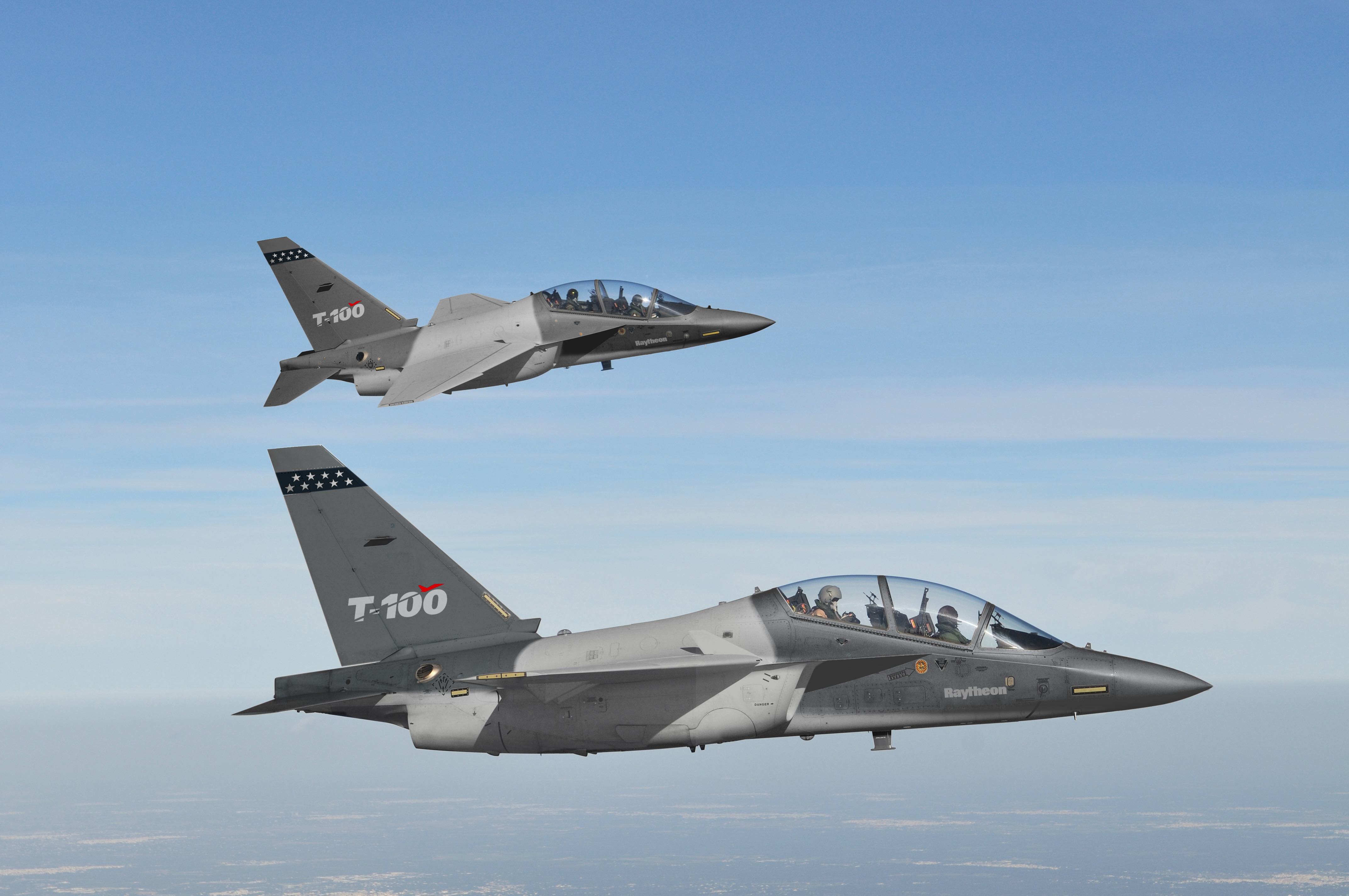 Sans surprise, le T-100 qui servira aux essais en vol du programme T-X sera simplement un M-346 peint aux couleurs du T-38, avec une modification de la planche de bord. (© Raytheon)