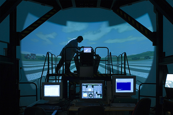 Le Ground Based Training System du T-100 reproduit un cockpit de T-100 et tout l'environnement extérieur, visuel et sonore. Grâce à des liaisons de données et des systèmes de simulation extrêmements puissants, des élèves au sol, dans des simulateurs, peuvent "voler" aux côtés de leurs camarades présents dans les airs à bord de véritable T-100, pour des missions d'entrainement complexes et particulièrement réalistes. ( © Raytheon)