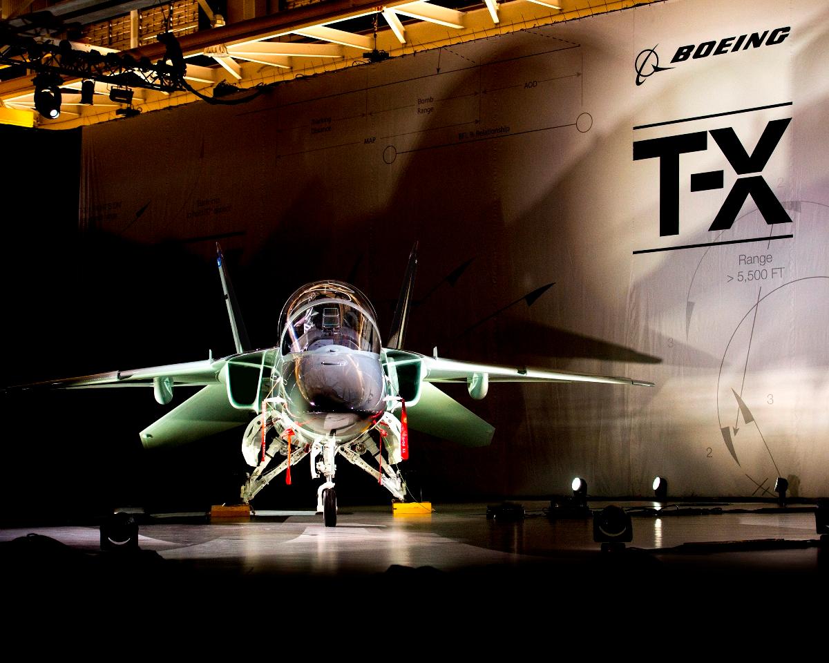 Le T-X de Boeing et SAAB le 13 septembre dernier. On notera le large cockpit et l'extraordinaire angle de vision offerte par la verrière du T-X. Placées sous les APEX et dotées de séparateurs de couche limite, les entrées d'air du T-X doivent alimenter le réacteur F404 sous grande incidence, forts facteurs de charge et à des vitesses élevées, sans aucun doute confortablement supersoniques. (© Boeing)