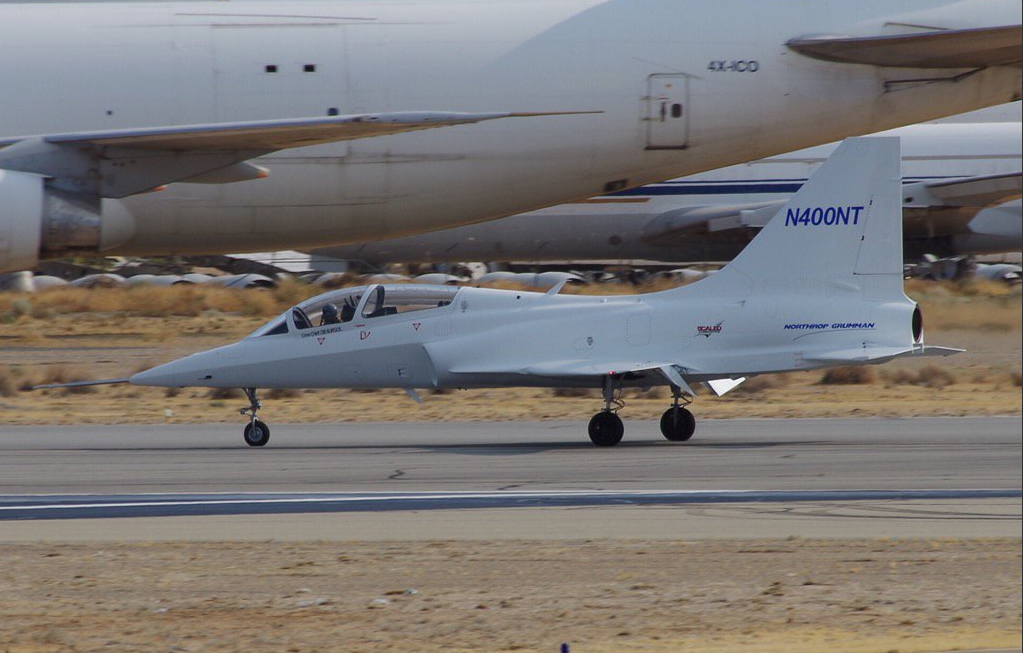 Le Model 400 sur la piste de Mojave. Contrairement aux autres compétiteurs, Northrop ne tente pas de communiquer directement sur son nouveau démonstrateur. On notera tout de même l'évidente filiation du Model 400 avec l'ensemble de la famille T-38/F-5 (© David Kern - Twitter)